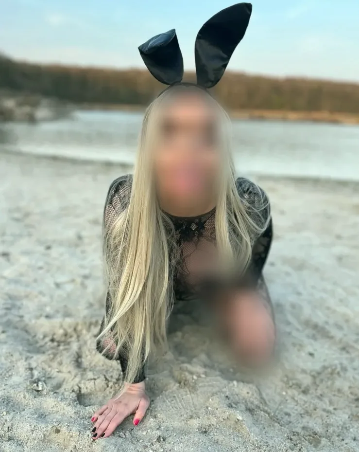 Amira, 34